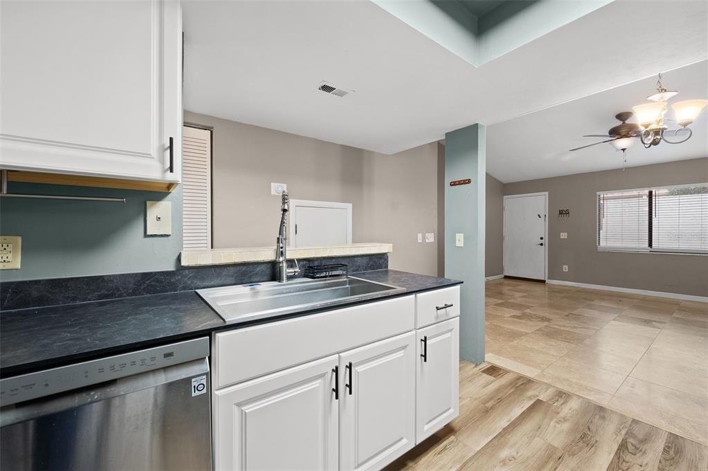 Active With Contract: $149,900 (2 beds, 2 baths, 975 Square Feet)