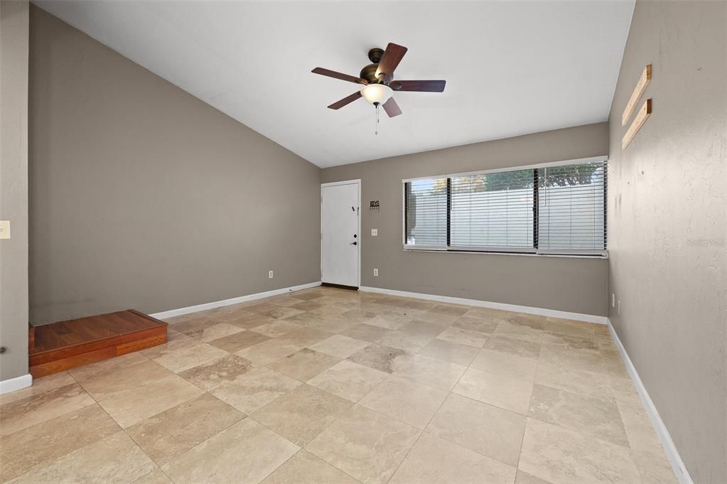 Active With Contract: $149,900 (2 beds, 2 baths, 975 Square Feet)