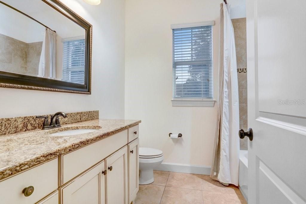 Activo con contrato: $1,225,000 (4 camas, 3 baños, 3257 Pies cuadrados)