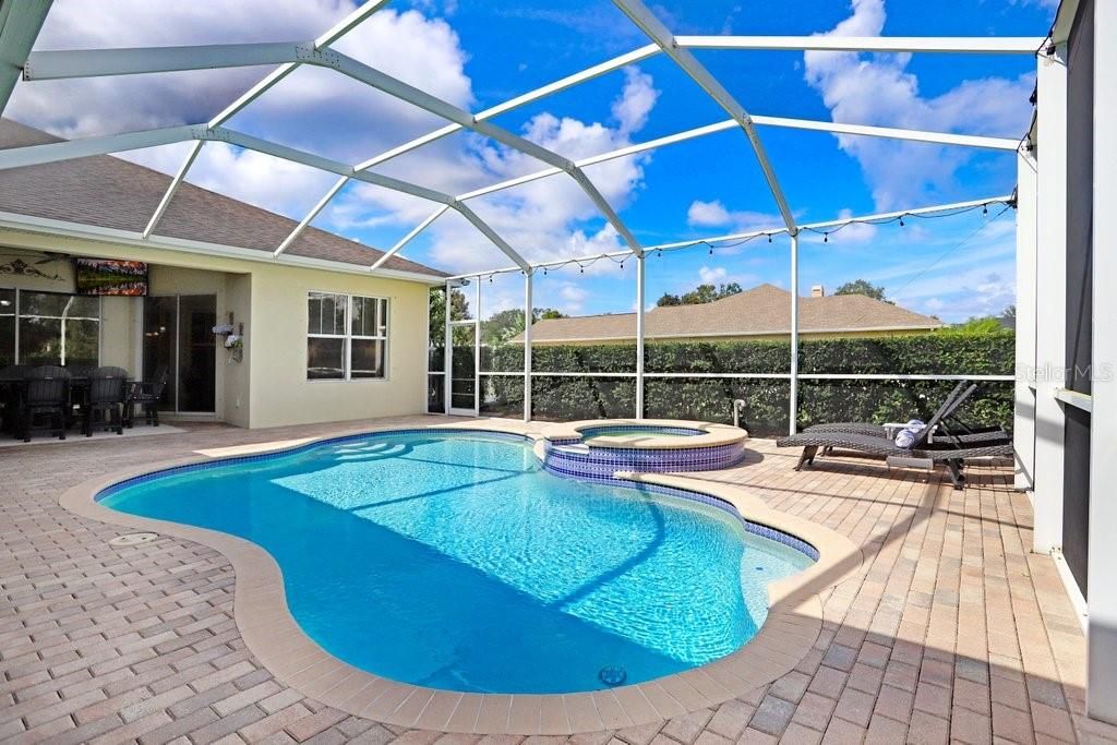 Activo con contrato: $1,225,000 (4 camas, 3 baños, 3257 Pies cuadrados)