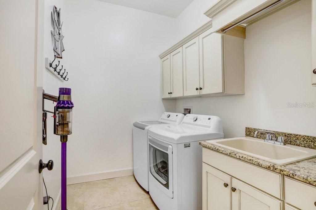 Activo con contrato: $1,225,000 (4 camas, 3 baños, 3257 Pies cuadrados)