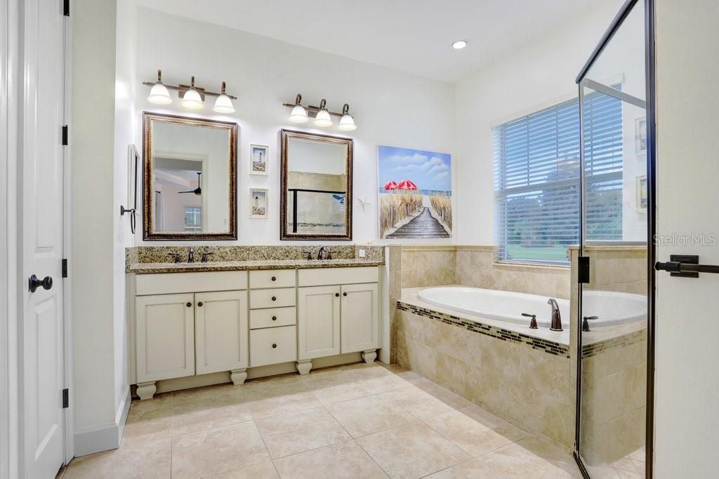 Activo con contrato: $1,225,000 (4 camas, 3 baños, 3257 Pies cuadrados)