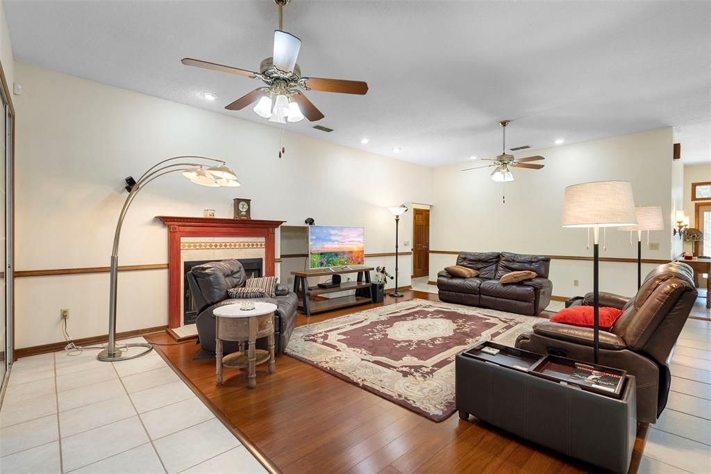 Activo con contrato: $564,900 (4 camas, 2 baños, 3145 Pies cuadrados)