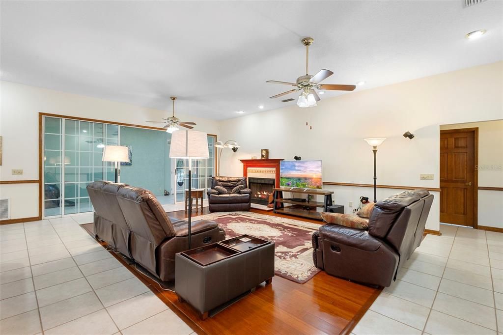 Activo con contrato: $564,900 (4 camas, 2 baños, 3145 Pies cuadrados)