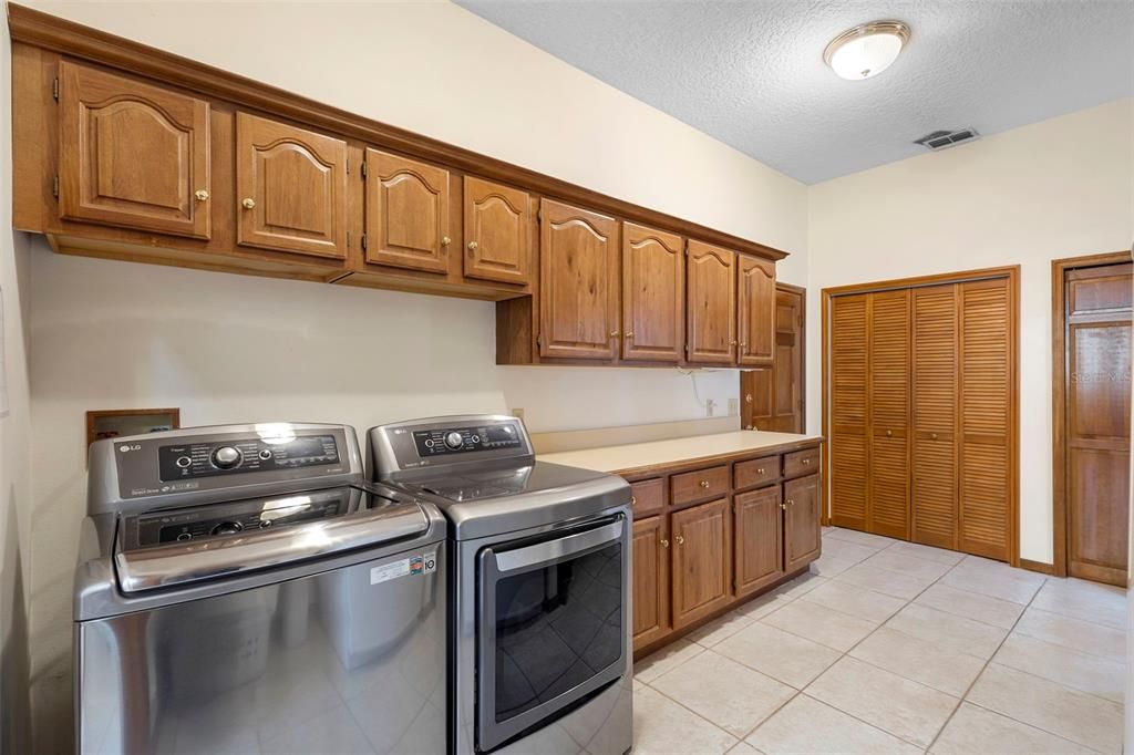 Activo con contrato: $564,900 (4 camas, 2 baños, 3145 Pies cuadrados)
