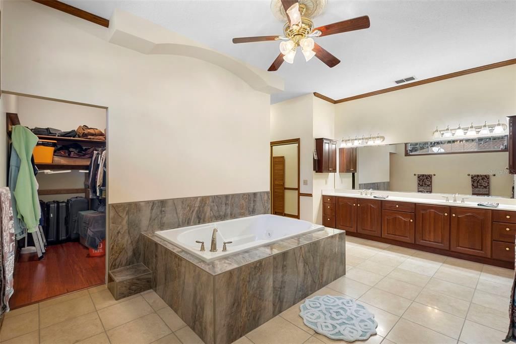 Activo con contrato: $564,900 (4 camas, 2 baños, 3145 Pies cuadrados)