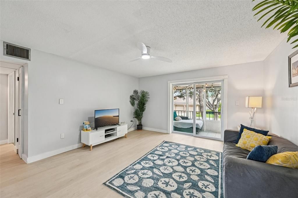 На продажу: $167,000 (2 спален, 1 ванн, 925 Квадратных фут)