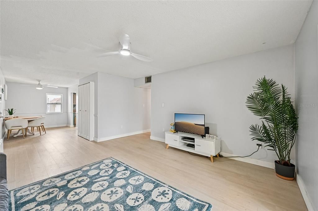 На продажу: $167,000 (2 спален, 1 ванн, 925 Квадратных фут)