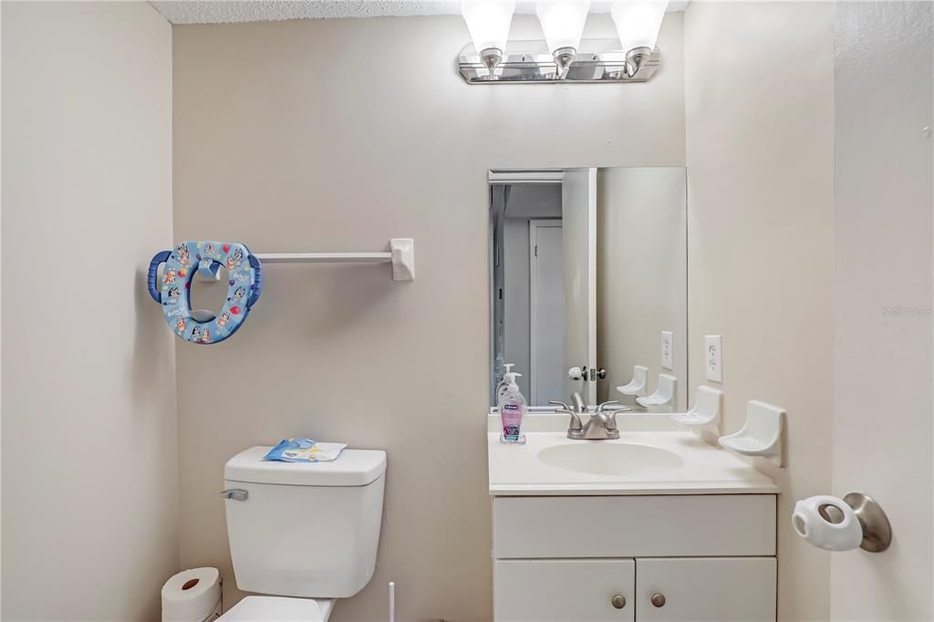 На продажу: $159,900 (3 спален, 2 ванн, 1343 Квадратных фут)