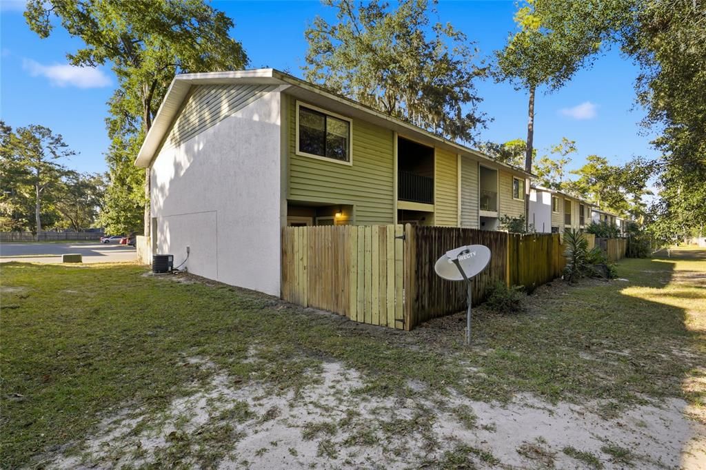 Active With Contract: $1,295 (2 beds, 2 baths, 1094 Square Feet)