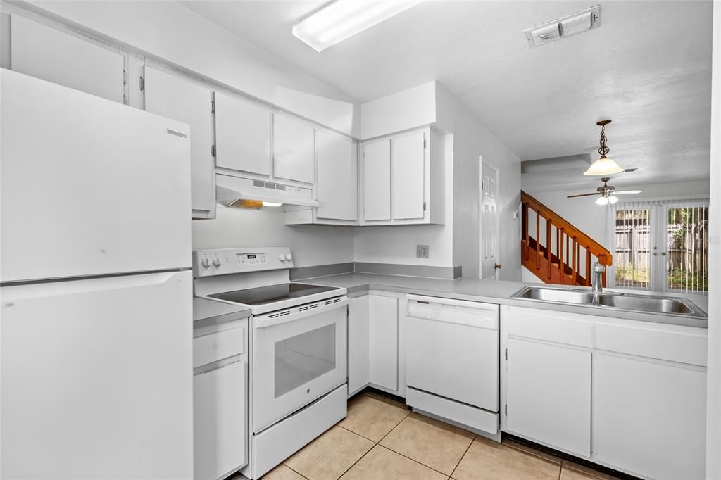 Active With Contract: $1,295 (2 beds, 2 baths, 1094 Square Feet)