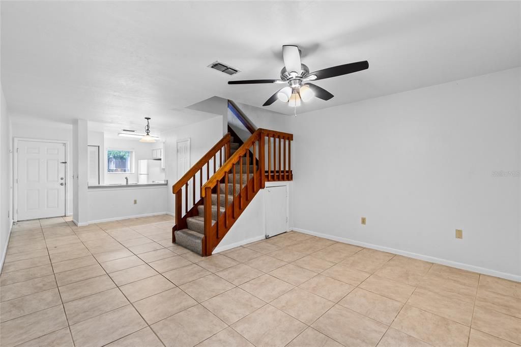 Active With Contract: $1,295 (2 beds, 2 baths, 1094 Square Feet)