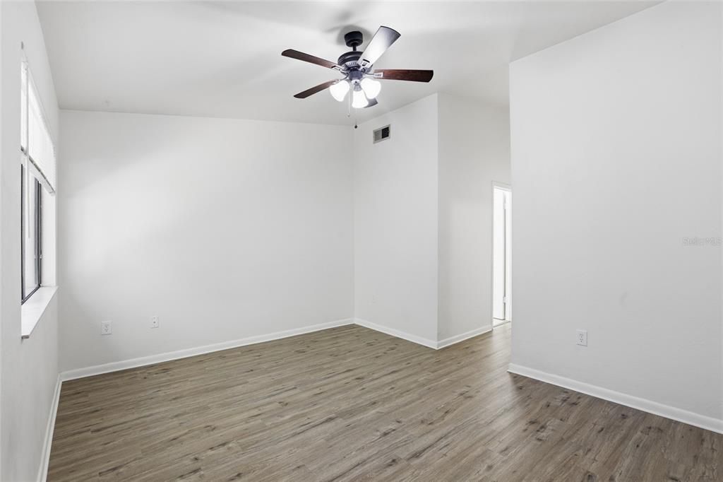 Active With Contract: $1,295 (2 beds, 2 baths, 1094 Square Feet)