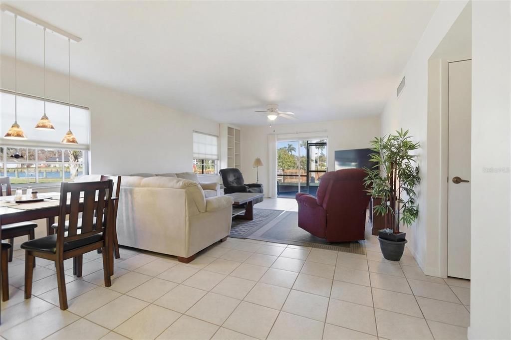 En Venta: $255,000 (2 camas, 2 baños, 1178 Pies cuadrados)