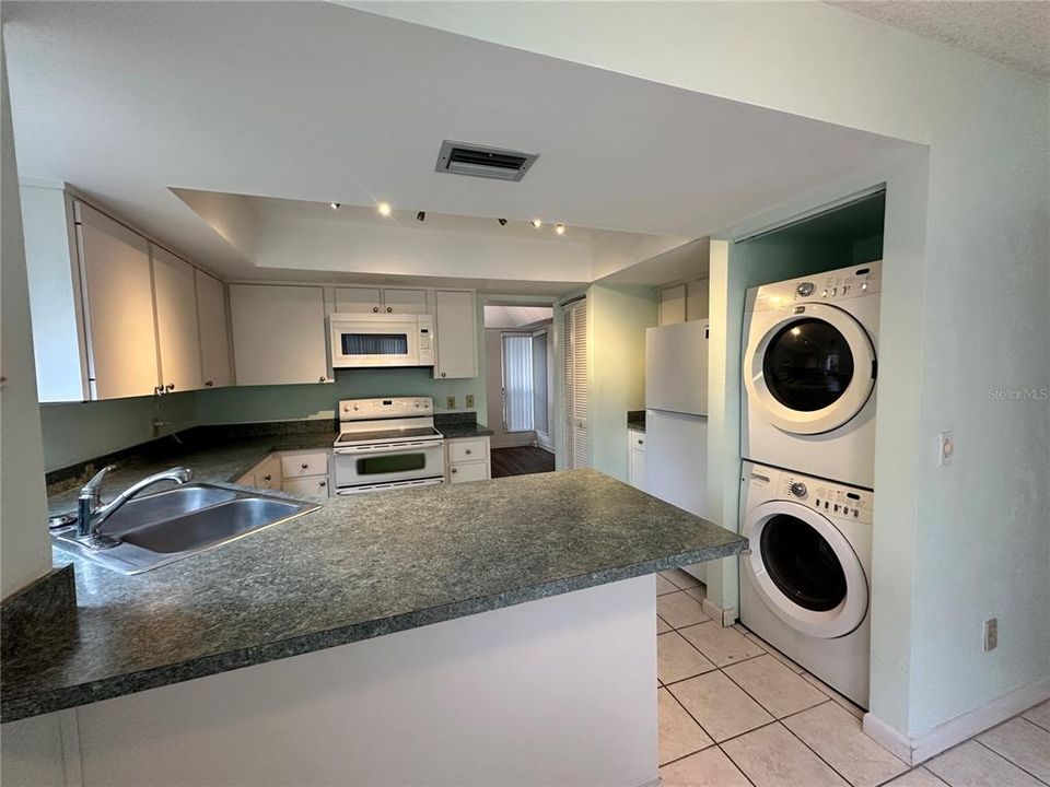 Active With Contract: $1,600 (3 beds, 2 baths, 1338 Square Feet)