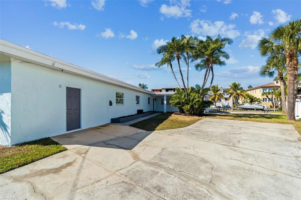 For Rent: $4,750 (2 beds, 1 baths, 1735 Square Feet)