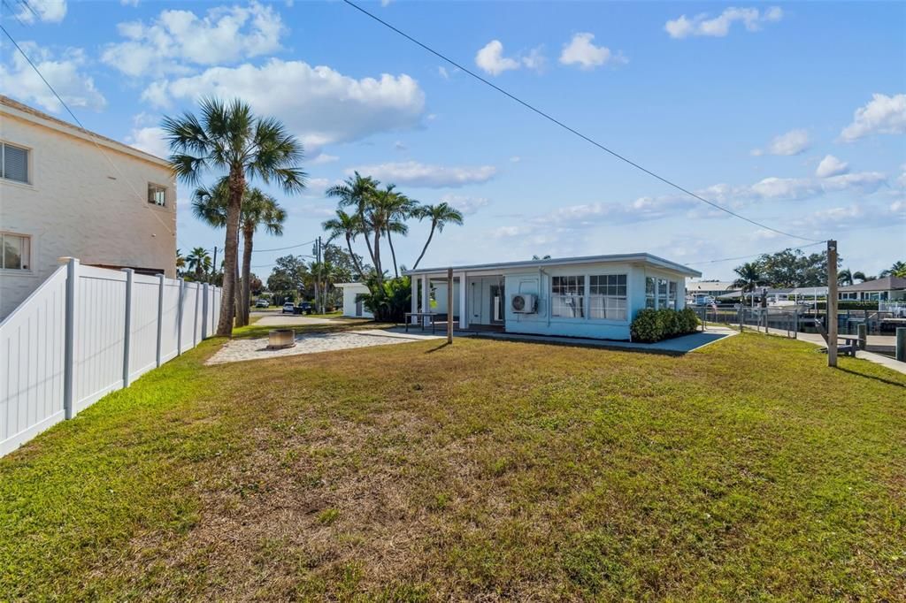 For Rent: $4,750 (2 beds, 1 baths, 1735 Square Feet)