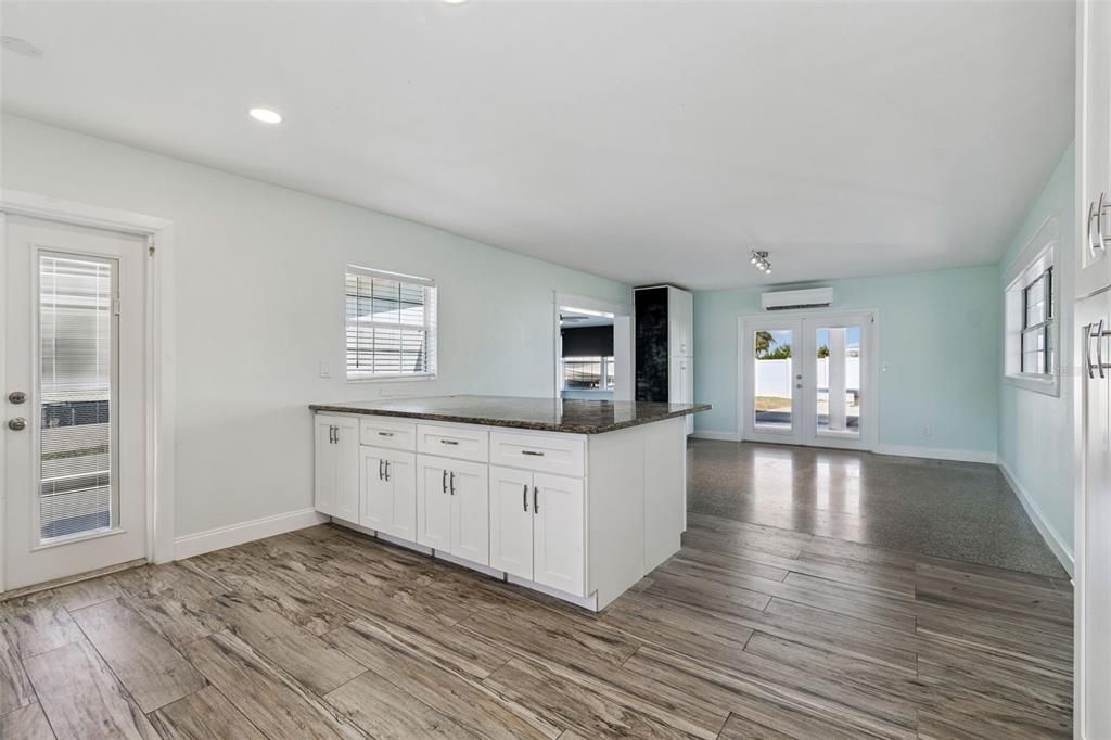 For Rent: $4,750 (2 beds, 1 baths, 1735 Square Feet)