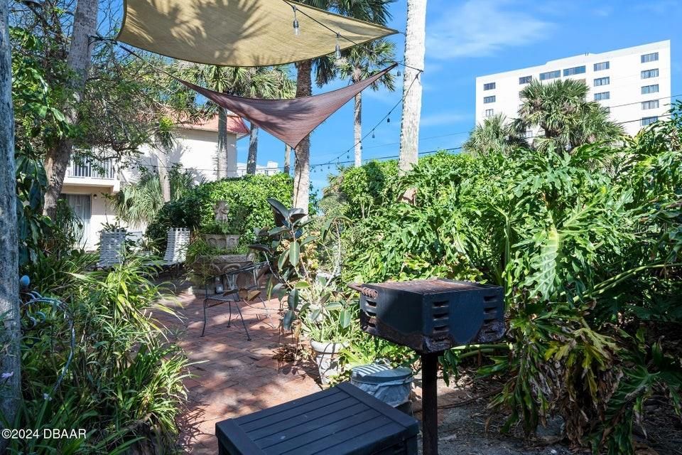 For Sale: $219,900 (2 beds, 1 baths, 952 Square Feet)