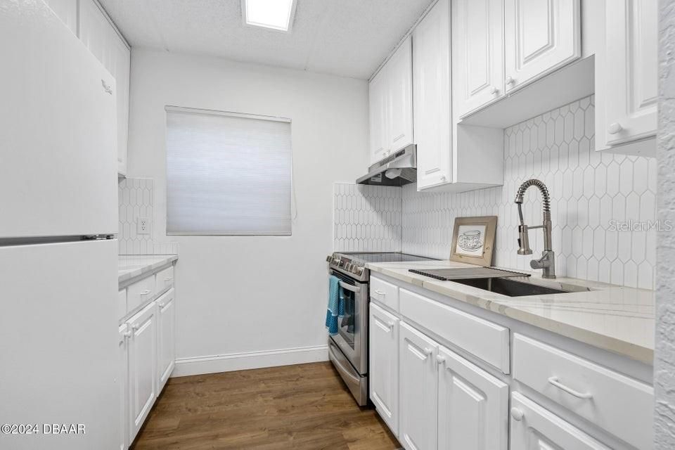 For Sale: $219,900 (2 beds, 1 baths, 952 Square Feet)