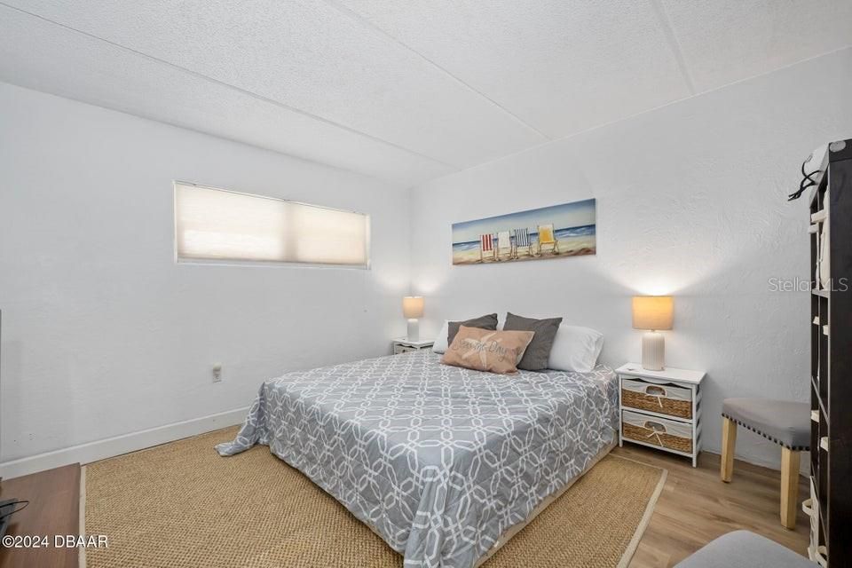 For Sale: $219,900 (2 beds, 1 baths, 952 Square Feet)