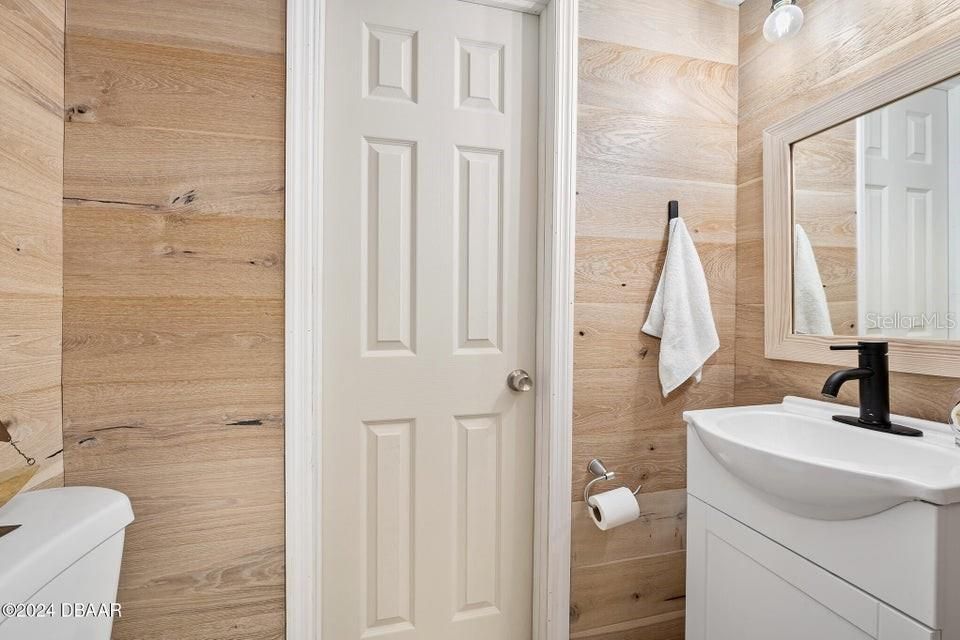 For Sale: $219,900 (2 beds, 1 baths, 952 Square Feet)