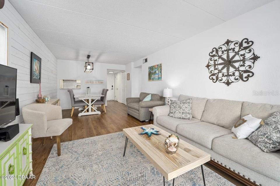For Sale: $219,900 (2 beds, 1 baths, 952 Square Feet)