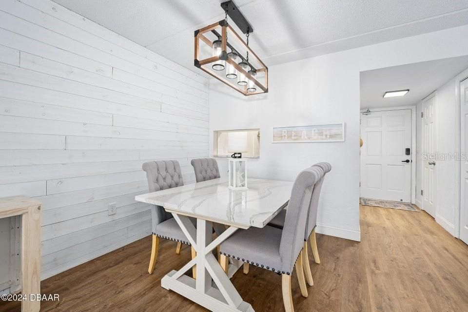 For Sale: $219,900 (2 beds, 1 baths, 952 Square Feet)