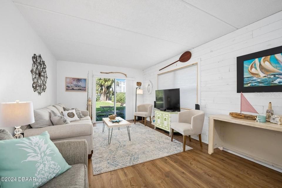 For Sale: $219,900 (2 beds, 1 baths, 952 Square Feet)