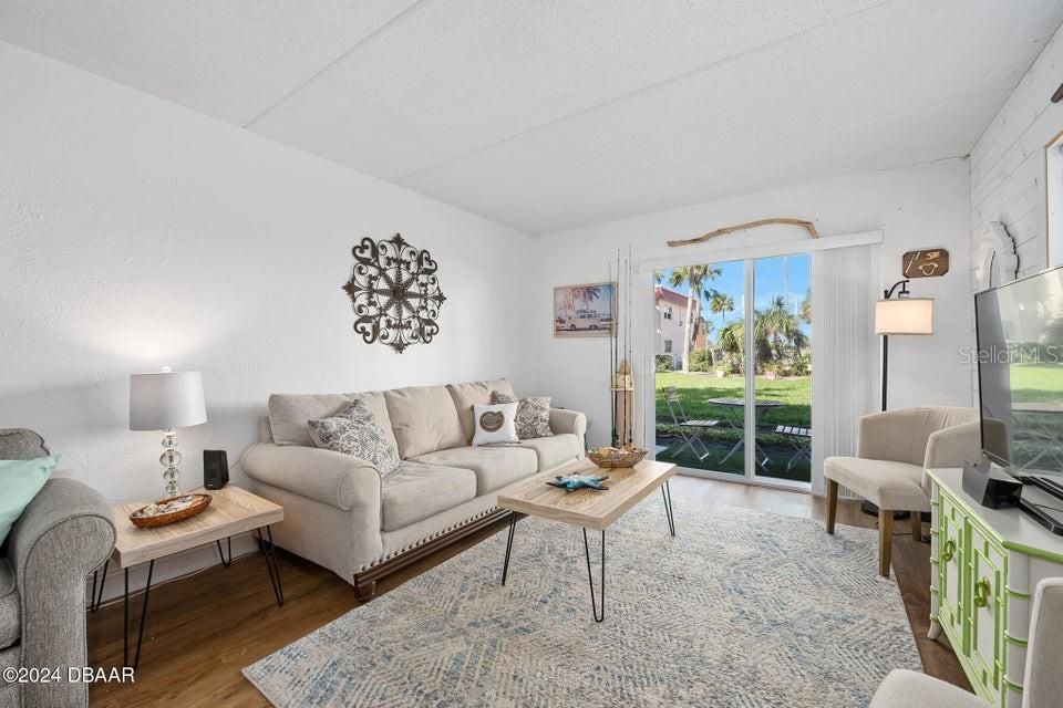 For Sale: $219,900 (2 beds, 1 baths, 952 Square Feet)