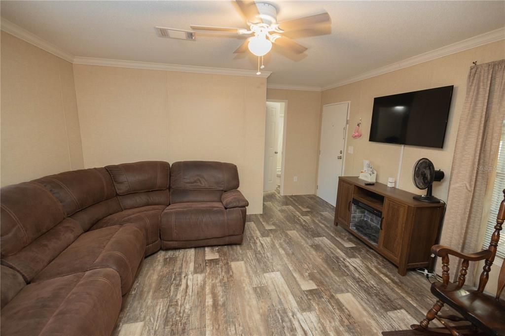 For Sale: $179,000 (2 beds, 2 baths, 840 Square Feet)