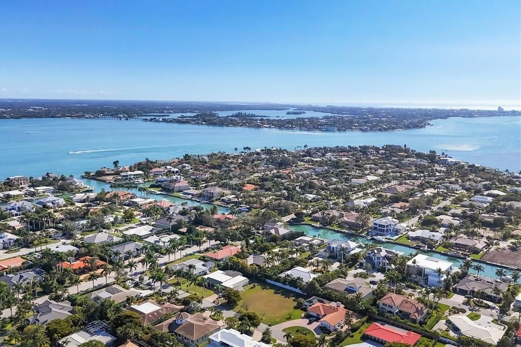 Под контрактом: $2,495,000 (4 спален, 3 ванн, 3774 Квадратных фут)
