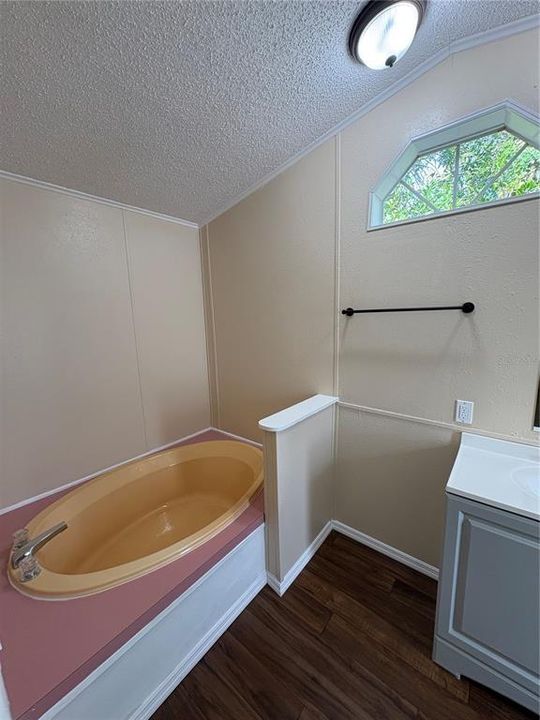 Active With Contract: $207,900 (2 beds, 2 baths, 938 Square Feet)