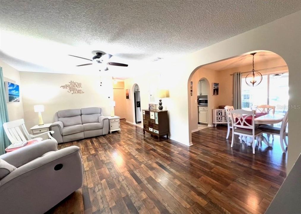 Activo con contrato: $219,900 (2 camas, 2 baños, 1296 Pies cuadrados)