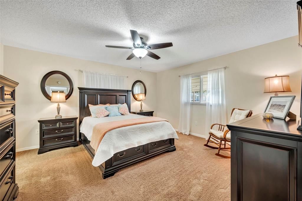 Activo con contrato: $219,900 (2 camas, 2 baños, 1296 Pies cuadrados)