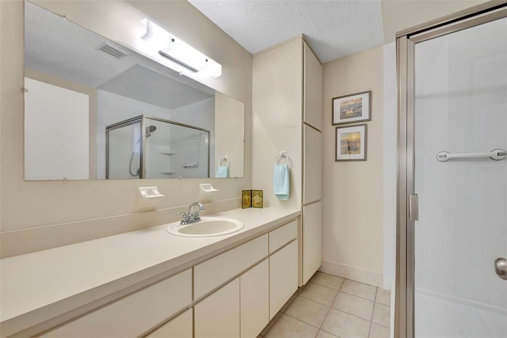 Activo con contrato: $219,900 (2 camas, 2 baños, 1296 Pies cuadrados)