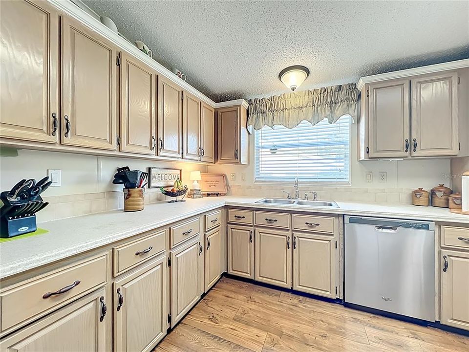 Activo con contrato: $199,000 (2 camas, 2 baños, 1800 Pies cuadrados)