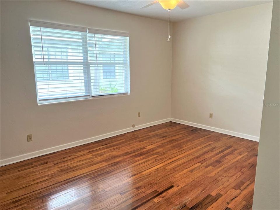 Activo con contrato: $1,550 (2 camas, 1 baños, 975 Pies cuadrados)