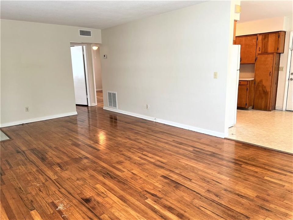 Activo con contrato: $1,550 (2 camas, 1 baños, 975 Pies cuadrados)