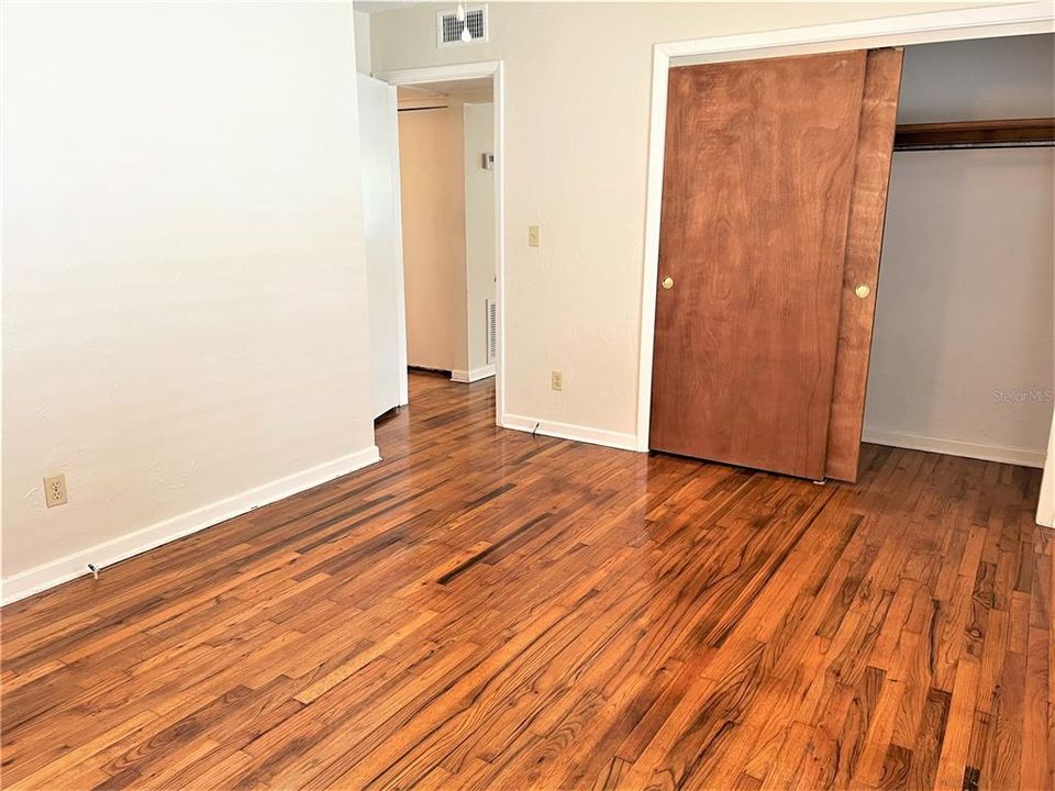 Activo con contrato: $1,550 (2 camas, 1 baños, 975 Pies cuadrados)