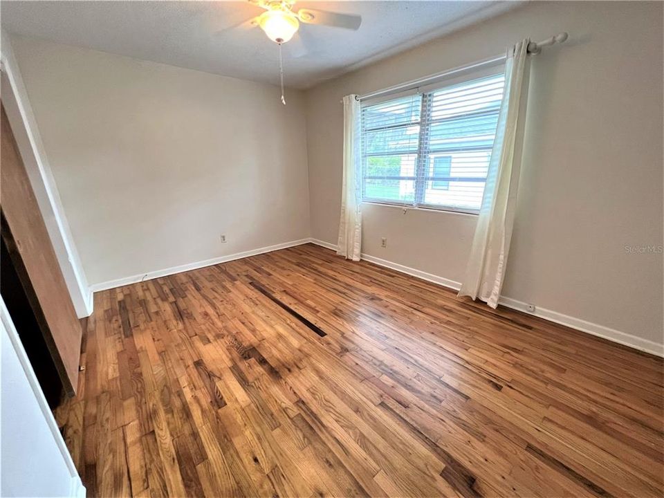 Activo con contrato: $1,550 (2 camas, 1 baños, 975 Pies cuadrados)