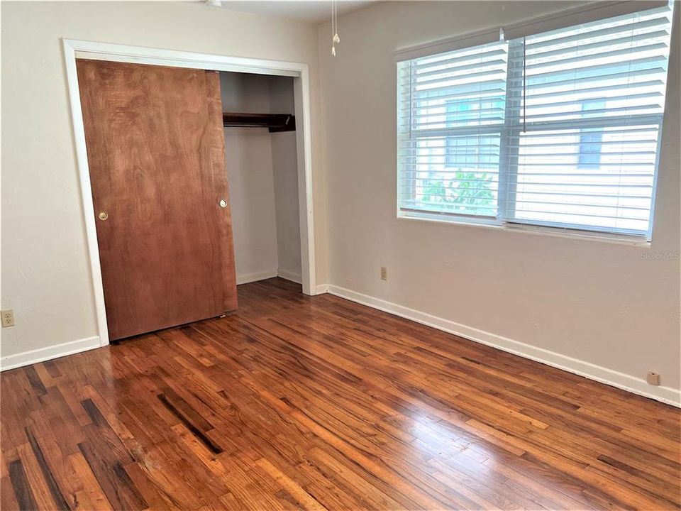 Activo con contrato: $1,550 (2 camas, 1 baños, 975 Pies cuadrados)