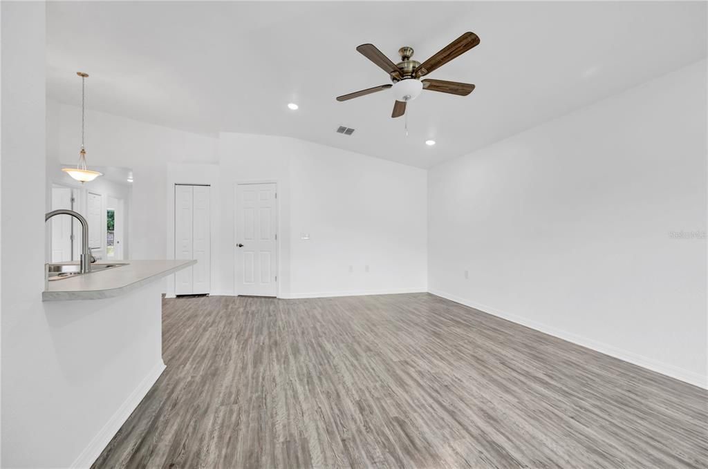 Active With Contract: $237,500 (3 beds, 2 baths, 1172 Square Feet)