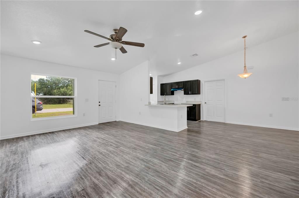 Active With Contract: $237,500 (3 beds, 2 baths, 1172 Square Feet)