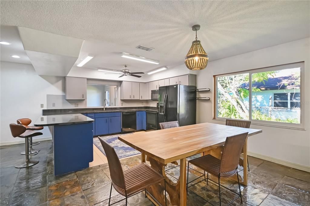 На продажу: $424,000 (2 спален, 2 ванн, 1987 Квадратных фут)