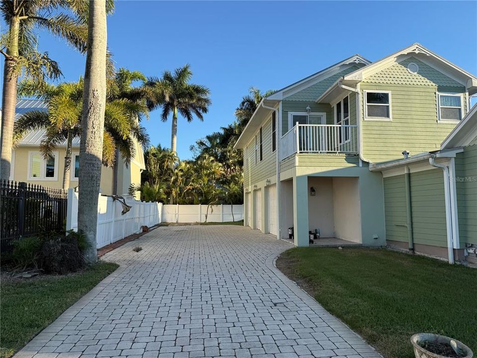 Activo con contrato: $650,000 (4 camas, 4 baños, 3204 Pies cuadrados)