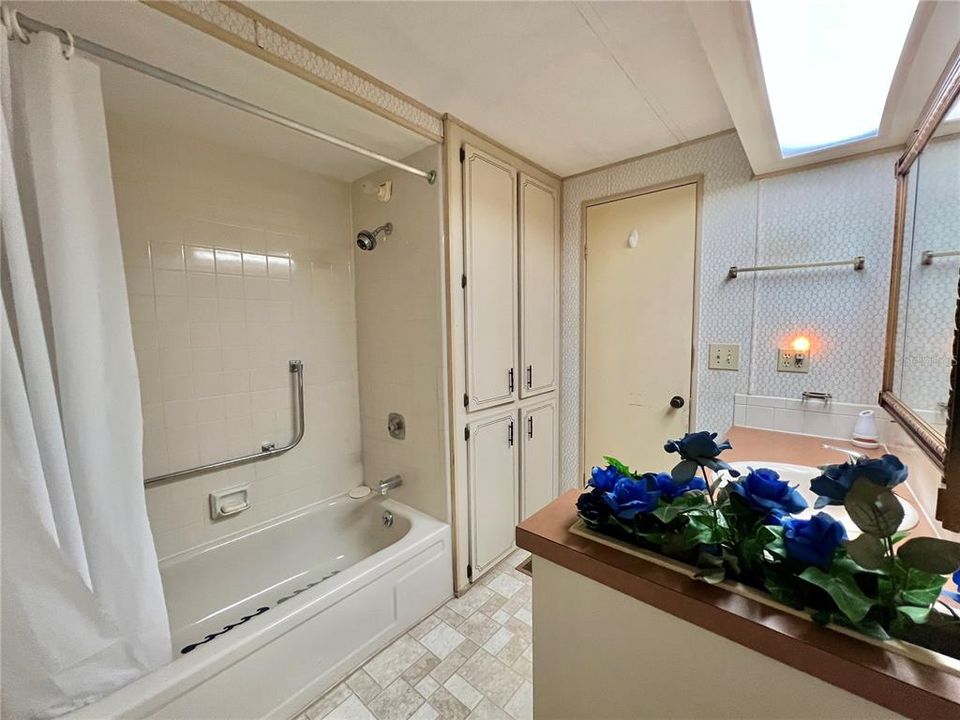 На продажу: $119,000 (2 спален, 2 ванн, 1350 Квадратных фут)