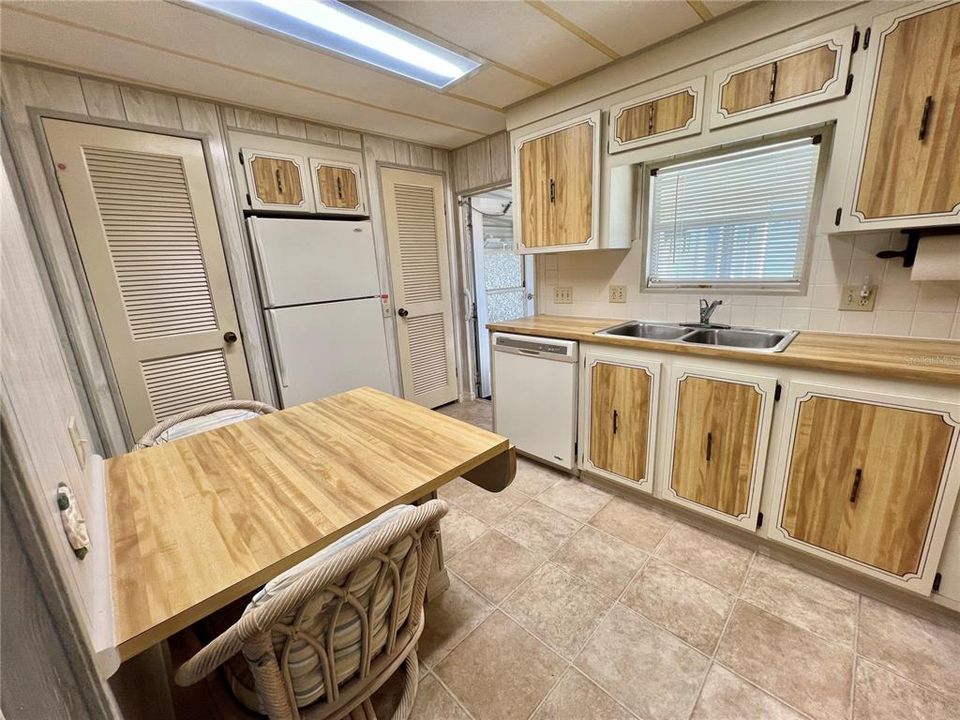 На продажу: $119,000 (2 спален, 2 ванн, 1350 Квадратных фут)
