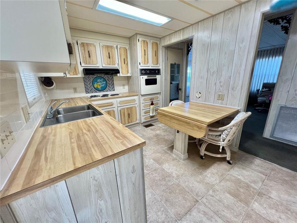 На продажу: $119,000 (2 спален, 2 ванн, 1350 Квадратных фут)