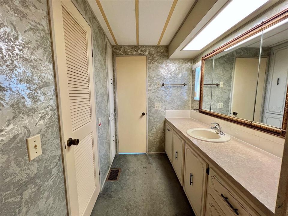 На продажу: $119,000 (2 спален, 2 ванн, 1350 Квадратных фут)